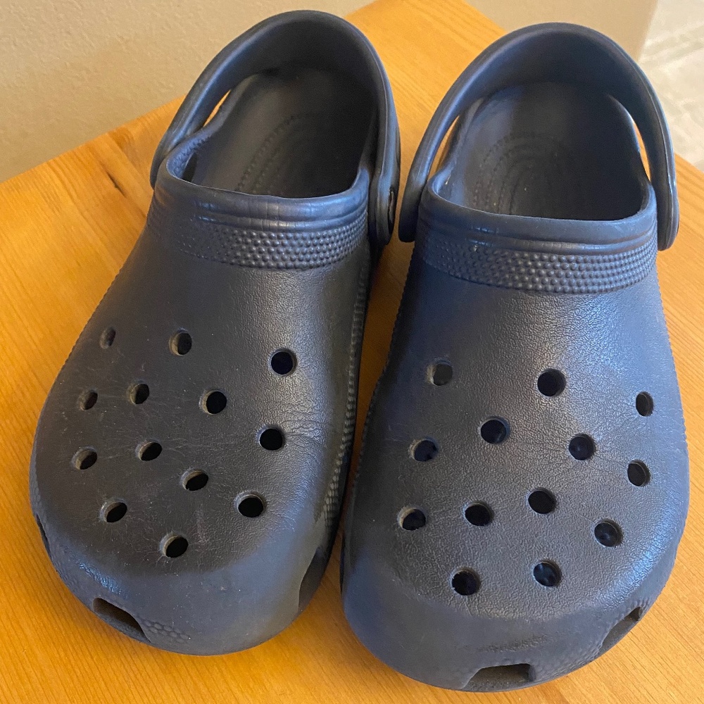 Crocs Navy size 7 Mens/ 8.5 Womens